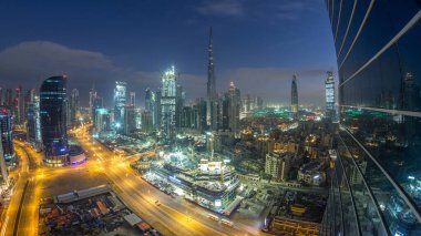Dubai Şehir Merkezi 'nden gece gündüz geçiş zamanı. Büyük fütüristik şehir üzerinde hava manzarası. Dubai 'nin gökdelenleri, Birleşik Arap Emirlikleri. Çatıdan sabah silueti