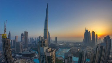 Dubai şehir merkezinde sisli bir sabah güneşi panoraması. Şehrin sisle kaplı gökdelenlerinin gelecekteki görüntüsü. Modern kuleleri olan çatıdan hava manzarası. Dubai, BAE