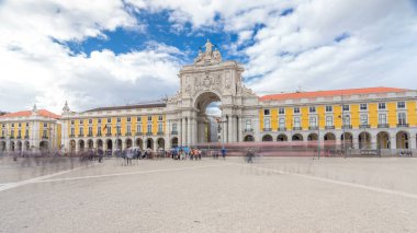 Ticaret kare timelapse hyperlapse Lizbon, Portekiz, zafer takı, Rua Augusta. Bulutlu gökyüzü. Sonra büyük 1775 Lizbon deprem Deprem kare tamamen yenilenmiş yapıldı..