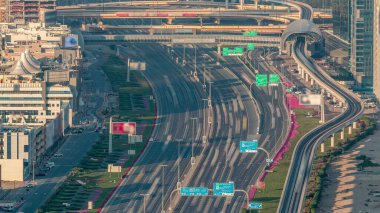 Şeyh Zayed Road Hessa Street hava timelapse kavşağında gün batımından önce yukarıdan, Dubai, Birleşik Arap Emirlikleri. Sheikh Zayed Road Dubai üzerinden çalışan ana karayolu.