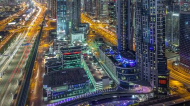 Sheikh Zayed yol ve Dubai şehir şehir gece timelapse, Dubai, Birleşik Arap Emirlikleri gökdelenler üzerinde trafiğe havadan görünümü. Modern kuleler ve karayolu üzerinde akşam hareketi