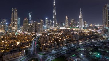Dubai şehir merkezi tüm gece ufuk çizgisi Burj Halife ve diğer panoramik manzaralı Dubai, Birleşik Arap Emirlikleri. Işıklar kapanıyor. Çember yollarda ve çeşmelerde trafik.