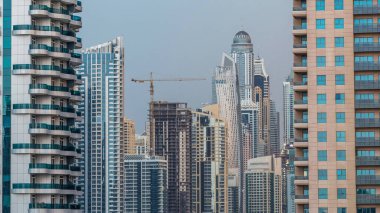 Dubai Marina 'daki modern gökdelenler, sabahın erken saatlerinde Dubai, Uae' de, gündoğumu sırasında havadan zaman kapanıyor. Dünyanın en yüksek konut ve inşaat alanı.