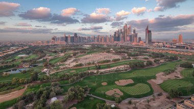 Jlt gökdelenler ve golf sahası ile Dubai Marina sabah timelapse, Dubai, Birleşik Arap Emirlikleri. Greens bölgesinden havadan görünüm. Yeşil çim ve bulutlu gökyüzü