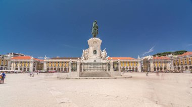 Portekiz, Lizbon 'da Ticaret Meydanı (Praca do Comercio) hipervanesi. Terreiro do Paco, Kral 1. Jose 'nin heykeli ile meydanı Augusta Caddesi' ne bağlayan kemer arka tarafta..