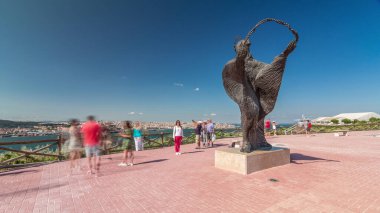 Kral İsa 'nın Sığınağı' nın önünde Bakire Meryem 'in zaman atlaması heykeli. Lizbon. Portekiz. Bakış açısına göre şehir manzarası