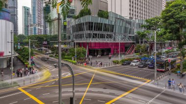 Singapur 'daki Orchard Yolu' nun kaldırım manzarası ve kavşağı. Meyve bahçesi yolu Singapur 'un en iyi alışveriş merkezlerinden biridir..