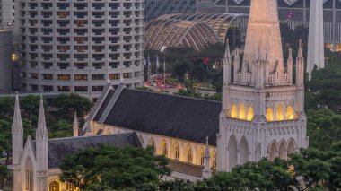 St. Andrew Katedrali 'nin hava gününden geceye geçiş zamanı. Singapur 'un en büyük katedrali olan Anglikan katedrali. Arkaplanda gökdelenler