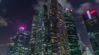 Modern iş gökdelenlerinin bakış açısına bakıyorum. Camlar ve gökyüzü manzarası. Central City 'deki ticari binalar. Singapur 'da parlayan pencereli kuleler