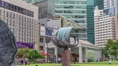 Singapur 'daki Singapur İş Bölgesi Singapur' da Singapur Piyangosu. Gemi heykeli ve metro istasyonuna giriş