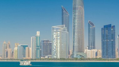 Abu Dabi 'deki iş merkezinin yanında uzanan bir korniş manzarası. Kültür köyü yakınlarındaki Breakwater' dan gelen yüksek gökdelenlerle dolu.