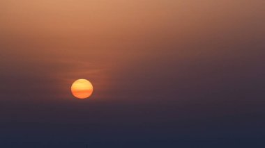 Turuncu gökyüzünde büyük güneş. Sunrise with the city scape of Ajman from roof airial time apse. Ajman, Birleşik Arap Emirlikleri 'nde Ajman Emirliğinin başkentidir..