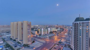 Alacakaranlık 'tan Gece Panoraması' na, Hazar Denizi kıyısındaki Aktau Şehri 'ne. Hava Üst Görünümü Günbatımından Geceye Geçişi Gösteriyor, Kazakistan 'ın Kıyı Güzelliğini Aydınlatıyor