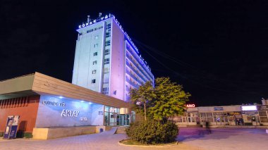 Aktau Gece Manzarası ve Hotel Timelapse Hiperlapse. Aydınlatılmış Bina Kazakistan 'ın Sahil Kenti' nin Gece Skyline 'ına Parlayan Varlığını Ekliyor
