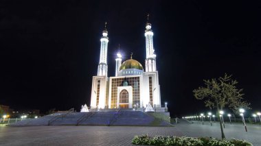 Geceçöküşü Grace: Kazakistan 'ın Aktobe kentindeki Nur Gasyr Camii' nin Zaman Hızlandırması. Görkemli Gece, Mavi Bulutlu Gökyüzünün Arkaplanına Karşı Açılıyor, Ruhsal Dinginliği Kucaklıyor
