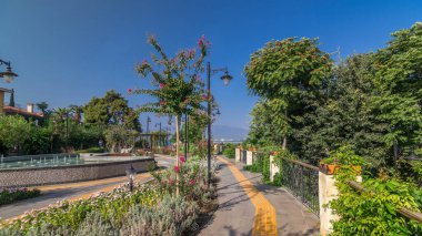 Meremerli park timelapse hyperlapse, eski liman ve Antalya Akdeniz manzaralı kayalık uçurum tepesinde yer alan. Parlak çiçek ve yeşil çimen