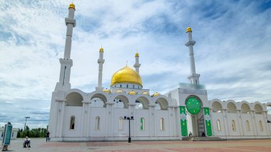 Kazakistan 'ın Nur-Sultan şehrinde Nur Astana Camii' nin dış yüzeyi mavi bulutlu gökyüzü ile hızlandırılmış. Bu cami Kazakistan 'daki en büyük ikinci camidir..