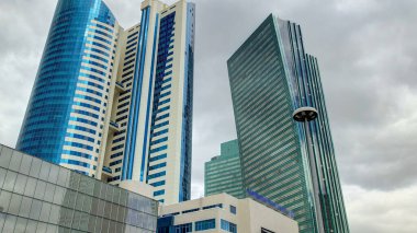 Nurzhol Bulvarı zaman kavşağı hiperhız. Modern yeni ofis binasının kuleleri Cumhuriyetin başkentinde yer almaktadır. Nur-Sultan şehri, Kazakistan.