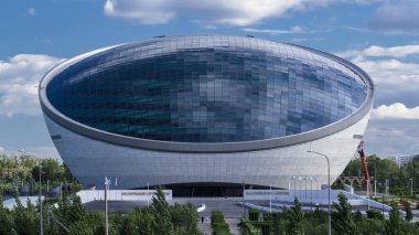 Nazarbayev Merkezi ve mavi cam çatılı, bulutlu ve mavi camlı. Köprüden görüntü. Nur-Sultan şehri, Kazakistan