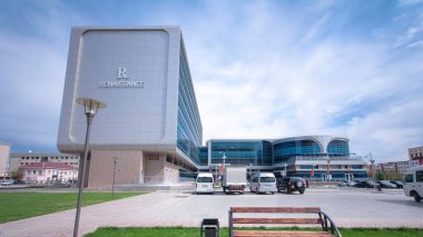 Atyrau City, Kazakistan 'daki Modern Binalar ve Otel' den Timelapse Hiperlapse. Güneşli bir gün, Mavi Bulutlu Gökyüzüne Karşı Şehir Zarafetini gözler önüne seriyor