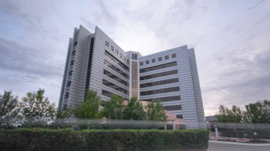 Atyrau, Kazakistan 'daki Modern Ofis Binaları' nın Zaman Hızı. Güneşli Gün Işığı, Mavi Bulutlu Tuval 'a Karşı Şehir Skyline' ını Aydınlatıyor.