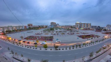 Atyrau Şehir Parkı 'ndan Gece Zaman Hızlandırması' na. Hava Üst Görünümü Kazakistan 'da Güneşli Sükunetten Akşam Parıltısı' na Şehrin Geçişini Yakalıyor