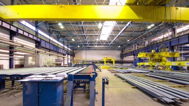 Vinç cihazını kaldıran fabrika atölyesi hiperhızlandırma, kaldırma operatörü yükleri kaldırma mıknatısı, mekanik atölye, metal yapılar fabrikası. Kesin metal kesimi için otomatik makine.