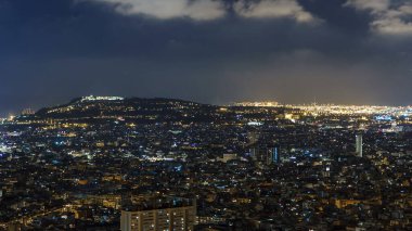 Barcelona 'nın gece ufuk çizgisi zaman çizelgesi, Akdeniz, Bunkers Carmel' den montjuic dağ. Katalonya, İspanya