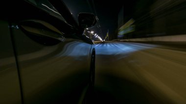 Sokaklarda yüksek hızda araba sürerken zaman ayarlı süratli sürat. Gece şehir yolunda sürgülü hareket ile arabanın yanından görüntüle