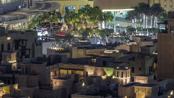 Alışveriş merkezi girişi ve park alanı nın en iyi görünümü gece saatlerinde yol daki trafikle sona erer. Burası Orta Doğu'nun prestijli alışveriş merkezlerinden biridir. Dubai, Birleşik Arap Emirlikleri