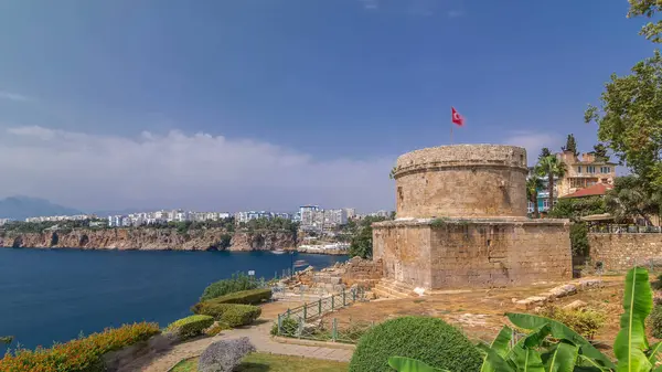 Hıdırlık Kulesi Antalya timelapse hyperlapse liman deniz Körfezi manzaralı kaş kasabasında eski bir şehirdir. Mavi bulutlu gökyüzü yaz gün