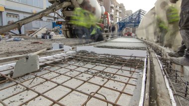 Çelik şebeke takviyesi yaptıktan sonra beton karıştırıcı hiperhızlandırıcı ile yolu açmak için hazır beton dökülüyor. Şehir caddesindeki tramvay raylarının yeniden inşası