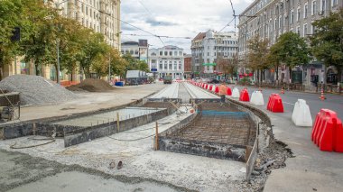 Şehir yolu inşaatı saatinde tramvay rayları için koruyucu maske takviyesi yapan işçiler. Beton işçilikli tramvay raylarının yeniden inşası