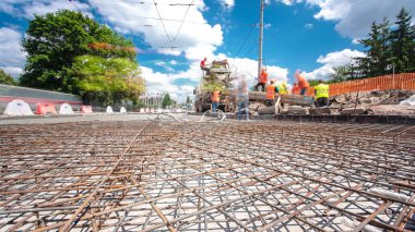 Tramvay rayları onarılan ve bakım süreleri yüksek olan yol inşaatı. Kavşağın ortasındaki karıştırıcı ve metal ızgaralar.