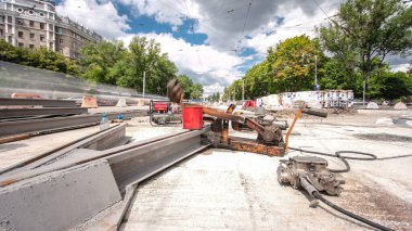 Tramvay rayları onarımı ve bakım zamanı olan bir yol inşaatı. Şehir caddesinde yeni raylar kesiyorum. Kavşağın ortası. Yeni toplu taşıma için demiryolu raylarının değiştirilmesi