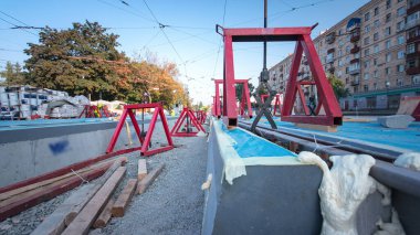 Kurulum aşamasındaki tramvay rayları ve yoldaki beton plakalara entegrasyon. Titreşim ve gürültüyü azaltmak için sıvı reçineyle doldurulmuş. Tramvay raylarının yeniden inşası