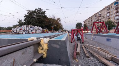 Kurulum aşamasındaki tramvay rayları ve gece gündüz beton plakalara entegrasyon. Titreşim ve gürültüyü azaltmak için sıvı reçineyle doldurulmuş. Yeniden yapılanma süreci