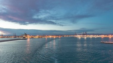 Dalgalı deniz manzarası ve gemiden limana giden açık deniz manzarası. Akşam, gün batımından sonra. Valencia kıyısı, İspanya