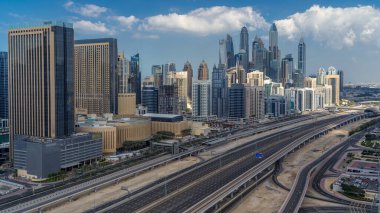 Dubai Yat Limanı gökdelenler hava üstten görünüm Jlt güzel bulutlar içinde Dubai timelapse, Birleşik Arap Emirlikleri ile. Modern kuleleri ve Şeyh zayed yolu üzerinde trafik.