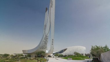 Doha Katar Vakfı tarafından başlatılan eğitim şehir karmaşık timelapse hyperlapse görünümü. İslam araştırmaları ve Camii Fakültesi. Birkaç Batı üniversiteler içerir