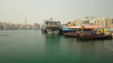 Deira 'nın Dubai Deresi kıyısındaki Port Saeed' de botlar, BAE. Deira Dubai 'nin eski bir ticaret merkezidir ve Dubai Deresi' nde küçük gemiler ve ticaret tekneleri vardır. Zaman Uygulaması