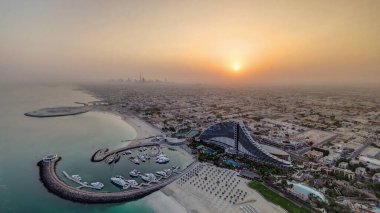 Gün doğumu zamanı. Sabahları helikopter pistinden uçurtma sahili manzaralı, Dubai silueti manzaralı, BAE