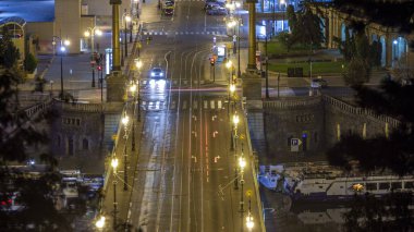 Cechuv Köprüsü, Letenske 'nin bahçesinden gece hava görüntüsü. Şehrin tarihi kısmı ve Vltava nehri manzaralı. Prag, Çek Cumhuriyeti