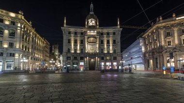 Cordusio Meydanı ya da Cordusio Meydanı. Şehrin önemli ticari meydanında gece trafiği aşırı hızlanıyor ve diğer ünlü binalar arasında Assicurazioni Generali Sarayı 'na ev sahipliği yapıyor.