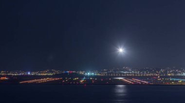 Havadan görünümü Güney Fransa timelapse Nice Havaalanı. Açılış ve parlak ışıklar yerleştireceğini kalktıktan uçaklar