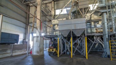 Elektrik değirmen makine ve Asansör üretimi tohum timelapse hyperlapse için. Tahıl ekipman. Fabrika içinde