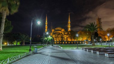 Mavi Cami 'nin gece vakti aşırı hız yapması, altın ışıkla aydınlatılması, İstanbul' da alacakaranlıkta olması. Sultanahmet Camii Camii, Türkiye 'deki Osmanlı mimarisinin ünlü İslam anıtı olan altı minareli camii..