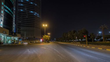 Kuveyt 'te şehir otobanındaki trafiğin içinden geç. Zaman ayarlı hiperhızlandırılmış saçmalıklar. Kuveyt, Orta Doğu