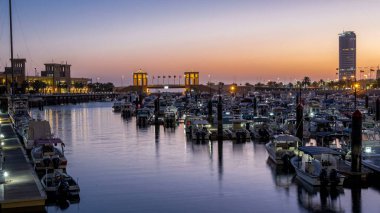 Sharq Marina 'da yatlar ve tekneler. Kuveyt' teki geçiş zamanı gece gündüz gökyüzü. Sudaki yansıma. Kuveyt Şehri, Orta Doğu.