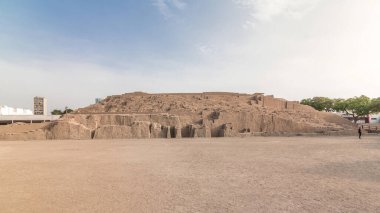 Huaca Pucllana Piramidi zaman atlaması, İnka öncesi kültür seremonisi öncesi Lima, Peru 'daki harabeler. Tahta bir yaya köprüsünde yürüyorum